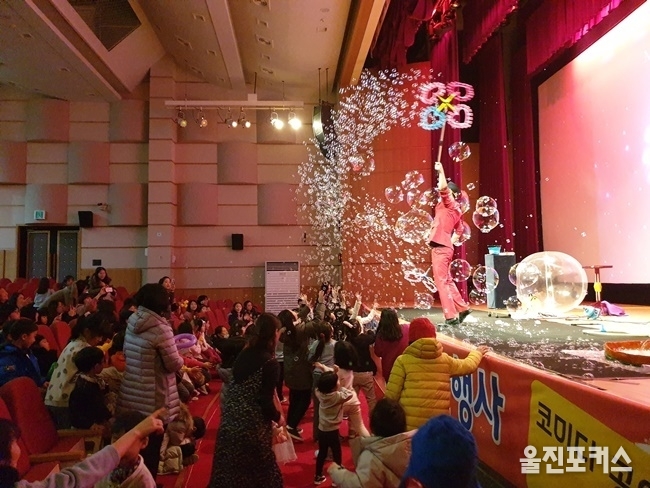 성탄을 한 주 앞둔 수요일. 한껏 들뜬 마음으로 성탄을 기다리는 아이들이 가득한 강당에 함박눈보다도 포근한 함박웃음이 내려앉았다. 너울너울 날아가는 무지갯빛 비눗방울에 재치 있는 개그 공연이 이어지자 해맑은 웃음소리가 울려 퍼졌다. (사진=한울본부)