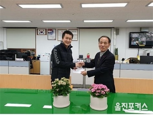 울진군마라톤연합회(회장 김종성)의 훈련부장 겸 울진군청 정책기획관에 근무하는 장성연씨가 10년째 마라톤 대회 입상 시상금의 일부 70만원을 경상북도사회복지공동모금회를 통해 형편이 어려운 이웃에게 전달해 나눔 분위기를 확산하고 정감 넘치는 사회 분위기 조성에 힘을 보태고 있다. (사진=울진군)