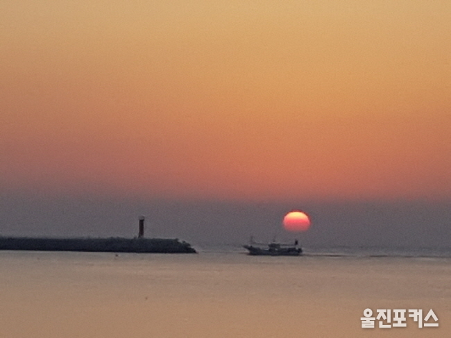 2017 정유년 새해 후포해수욕장에서 바라본 일출. (사진=국제일보/최태하 기자)