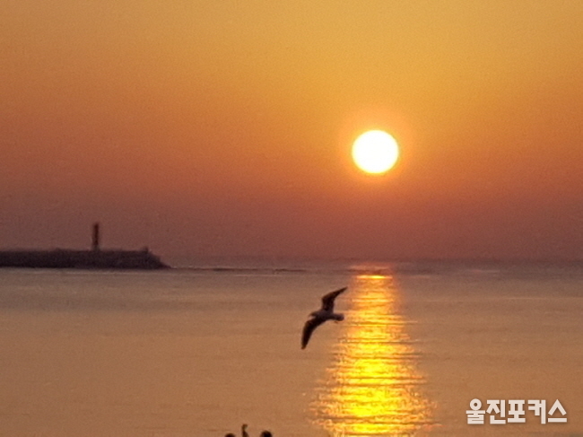 2017 정유년 새해 후포해수욕장에서 바라본 일출. (사진=국제일보/최태하 기자)
