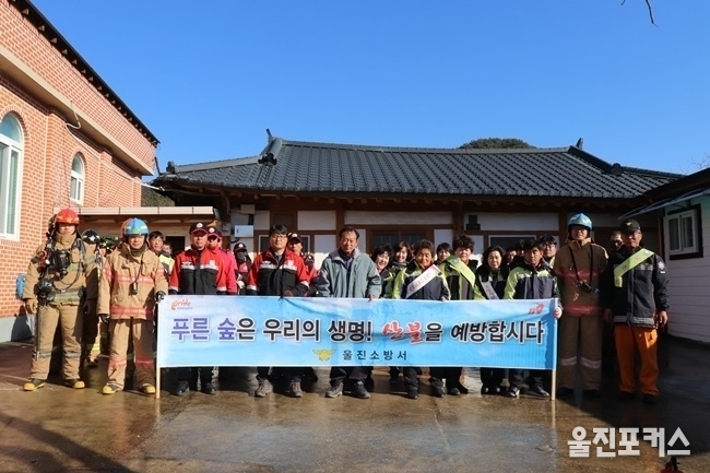 울진소방서(서장 제갈경석)는 14일 울진군 근남면 소재 행곡교회에서 중요목조문화재 유관기관 합동소방훈련을 실시했다. (사진=울진소방서)