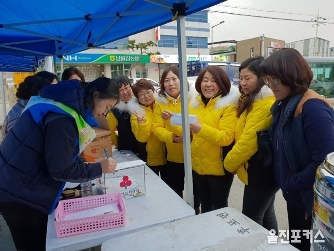 울진소방서 소방행정자문단(단장 강윤석)은 17일 연말을 맞아 울진군 평해읍 평해노인요양원을 격려 방문해 지역사회복지증진을 위한 유관기관 협력체계 강화와 함께 성금을 전달했다. (사진=울진소방서)