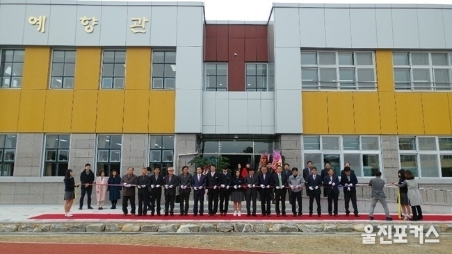 부구중학교 예향관 개관 기념 커팅식을 하고 있는 내빈과 부구중 관계자. (사진=한울본부)