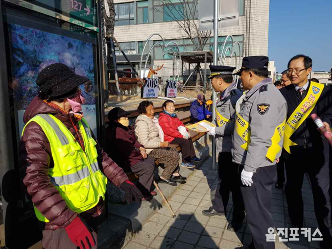 울진경찰서(서장 최용석)는 울진 5일장을 비롯한 소상공인 영세점포에 이르기 까지 경찰서, 금융기관, 자율방범대, 경발·보안 협력위원회 등과 함께 합동 캠페인을 실시했다고 24일 밝혔다. (사진=울진경찰서)