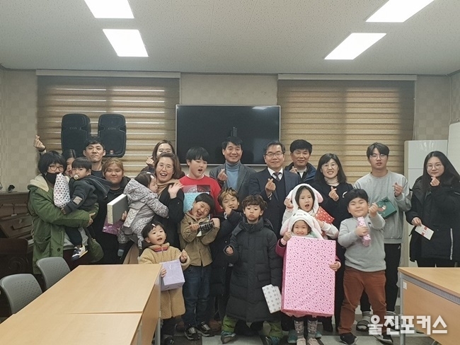 한울본부 이종호 본부장과 영신해밀홈 가족들이 기념촬영을 하고 있다. (사진=한울본부)