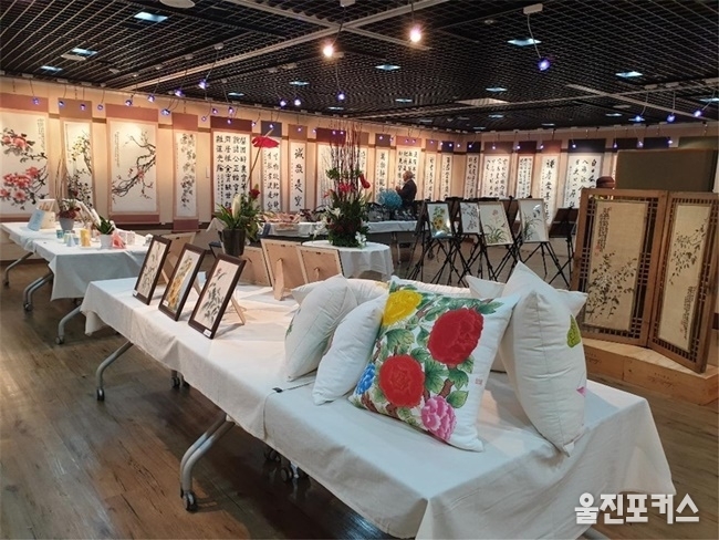 울진군(군수 전찬걸)은 매월 마지막 주 수요일 ‘문화가 있는 날’을 맞이해 울진남부도서관 '2018 마음의 공감 展' 특별전시회를 지난 21일부터 26일까지 울진문화예술회관에서 개최했다. (사진=울진군)