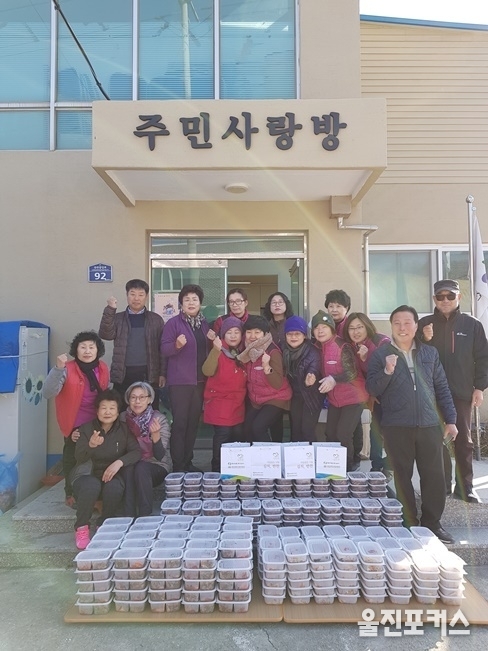 울진군 죽변면지역사회보장협의체(공동위원장 지영근)는 지난 26일 소외된 이웃을 위한 ‘이웃사랑 반찬 나눔’사업을 실시했다. (사진=울진군 죽변면)