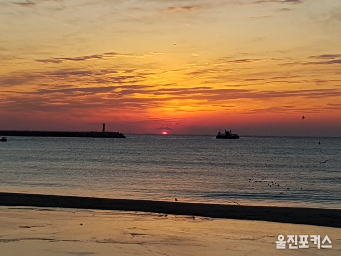 2019년 기해년(己亥年) 새해 후포해수욕장에서 바라본 동해바다의 일출이 장관이다. (사진=울진포커스/최태하 기자)