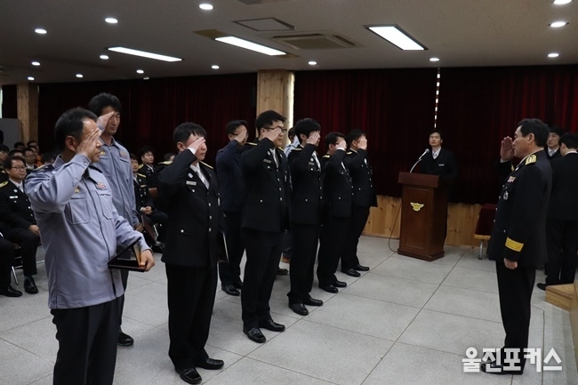 울진소방서(서장 제갈경석)는 2일 대회의실에서 소방공무원, 의용소방대 연합회장, 소방행정자문단장, 소방안전협의회장 등이 참석한 가운데 기해년 새해를 기원하며 시무식 행사를 가졌다. (사진=울진소방서)