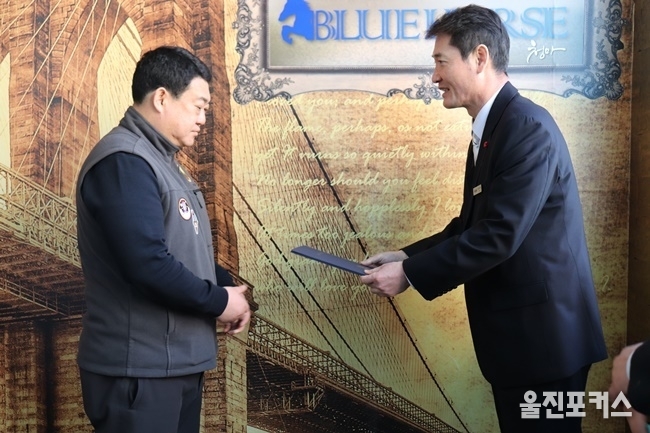 울진소방서(서장 제갈경석)는 지난해 12월 31일 울진군 울진읍에 위치한 청마 유흥주점을 2018년 안전관리 우수 다중이용업소로 선정하고 현판식 행사를 가졌다. (사진=울진소방서)
