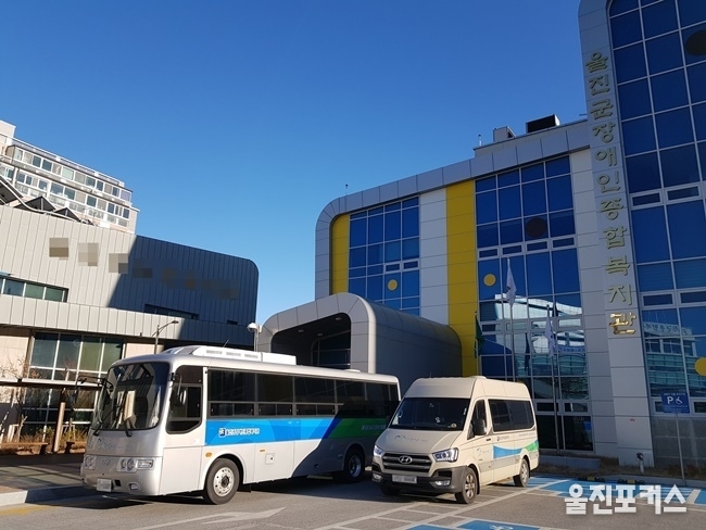 울진군장애인종합복지관(관장 손정일)은 한국수력원자력(주) 한울원자력본부(본부장 이종호)의 사업자지원사업을 통해 ‘장애인 이동 및 복지향상을 위한 차량’을 지원받았다고 4일 밝혔다. (사진=울진군장애인종합복지관)