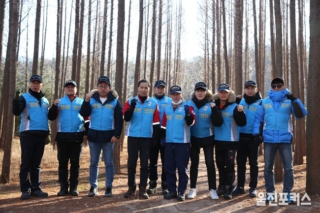 울진산림항공관리소(소장 최태환)는 2019년 새해를 맞이하여 지난 4일 영덕 영해읍 일대에서 전직원이 참석한 가운데 새로운 시작에 앞서 무사고 안전 비행을 위해 안전결의 행사를 가졌다. (사진=울진산림항공관리소)