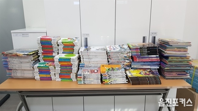 2019년 새해를 맞이해 첫 후원자로 북면 흥부길에 거주하는 손모 씨가 어린이용 중고도서 311권을 울진군 드림스타트에게 흔쾌히 기증했다. (사진=울진군)
