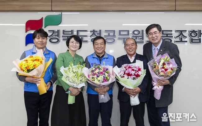 경북도청공무원노동조합(위원장 김영삼)은 지난해 11월 27일부터 12월 7일까지 6급이하 도청 직원들을 대상으로 설문조사를 실시하여 도기욱(예천1, 기획경제위원회), 임미애(의성1, 행정보건복지위원회), 한창화(포항1, 농수산위원회) 의원을 ‘BEST 도의원’에 선정하고 시상했다고 4일 밝혔다. (사진=경북도청공무원노동조합)