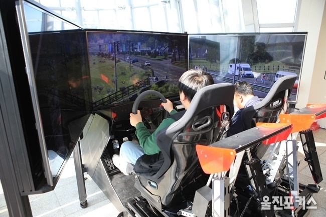 울진군(군수 전찬걸)은 과학체험관에서 금년 1월부터 4차 산업혁명 기반 기술인 VR(가상현실)을 접목한 카 레이싱 시뮬레이터를 설치 운영한다. (사진=울진군)