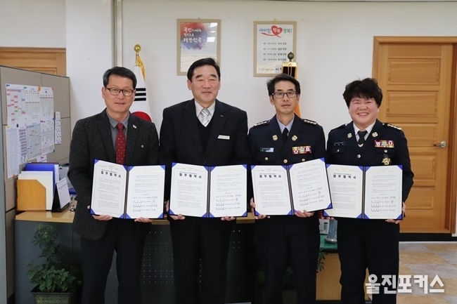 울진소방서(서장 제갈경석)는 10일 대회의실에서 화재취약가구에 대한 안전인프라 구축사업의 일환으로 주택용 소방시설 설치 촉진 및 주택화재로 인한 인명·재산피해 방지를 위해 울진소방서-울진군 이장연합회-울진남·여의용소방대연합회 간 업무협약을 체결했다. (사진=울진소방서)