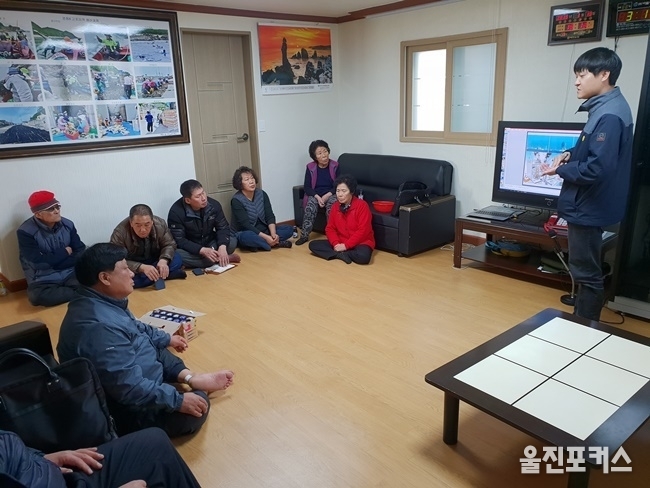 울진군(군수 전찬걸)은 원전과 방사능에 대한 불안감을 해소하고, 방사능 비상상황 발생 시 군민들의 대응능력을 제고하기 위해 지난 10일 나곡6리를 시작으로 ‘2019 찾아가는 방사능방재 교육’을 실시한다고 14일 밝혔다. (사진=울진군)