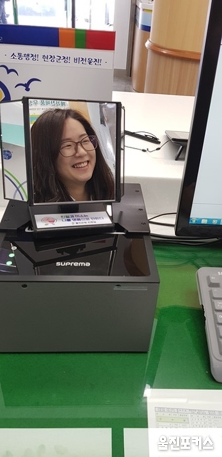 친절 울진군(군수 전찬걸)은 최근 민원실 직원들의 책상위에 일명 “미소친절거울”을 한 개씩 비치하여 활용하고 있다. (사진=울진군)<br>
