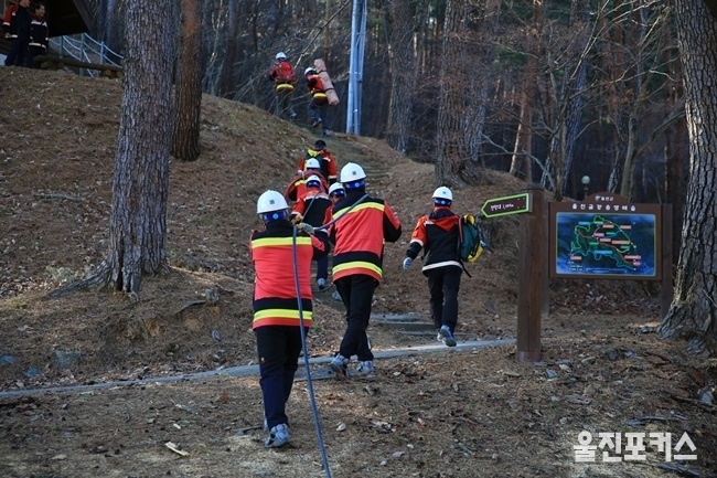 친절 울진군(군수 전찬걸)은 지난 17일 구수곡 자연휴양림에서 산불전문진화대가 참여하는 산불 지상진화 훈련을 실시했다고 밝혔다. (사진=울진군)