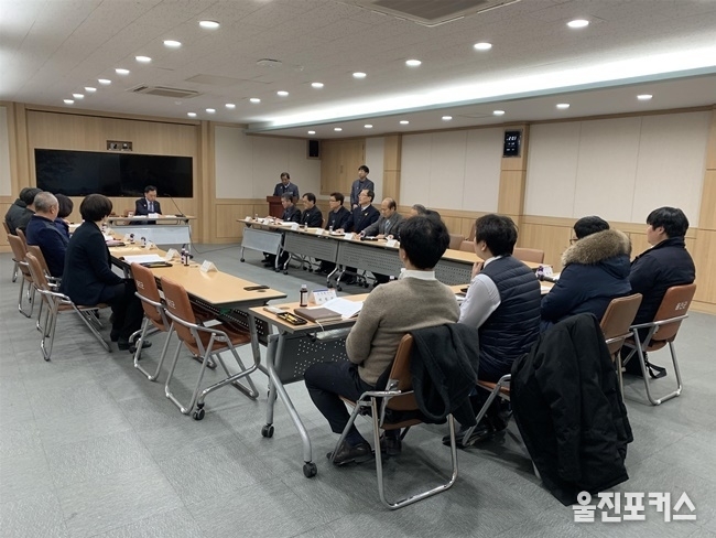 친절 울진군(군수 전찬걸)은 지난 15일 군청 영상회의실에서 2019년도 표준지 공시지가(안) 예정가격에 대한 의견청취 및 심의를 위한 '울진군 부동산가격공시위원회'를 개최했다. (사진=울진군)