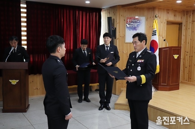 울진소방서(서장 제갈경석)는 21일 신규 소방공무원 15명 및 전보자 6명에 대하여 임용장을 수여했다. (사진=울진소방서)