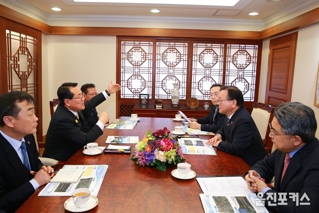 전찬걸 울진군수는 지역 현안사업 예산 확보를 위해 23일 서울 정부 청사를 방문하여 행정안전부 장관과의 면담을 가졌다. (사진=울진군)