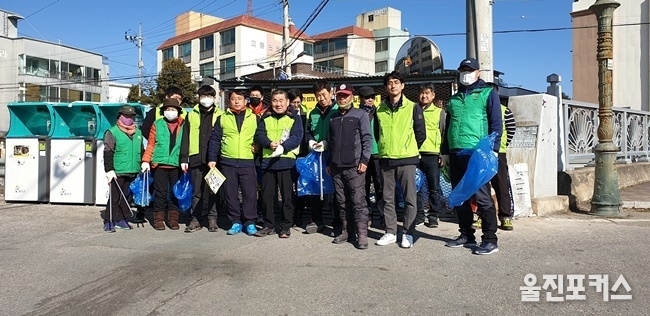 친절 울진군(군수 전찬걸)은 24일 재활용품 분리배출을 유도하고, 생활쓰레기의 올바른 배출방법 홍보를 위해 캠페인을 진행했다. (사진=울진군)