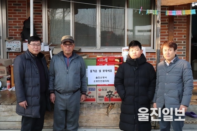 울진소방서 소방안전협의회(회장 김종태, ㈜덕운수산 대표)는 설 명절을 앞두고 지역의 어려운 이웃을 위해 나눔을 실천했다. (사진=울진소방서)<br>
