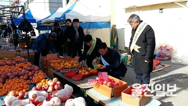 친절 울진군(군수 전찬걸)은 설 명절을 앞두고 서민경제 안정과 전통시장의 활성화를 위해 22일부터 설 명절 앞까지 7개 전통시장에서 장보기 행사를 가진다. (사진=울진군)