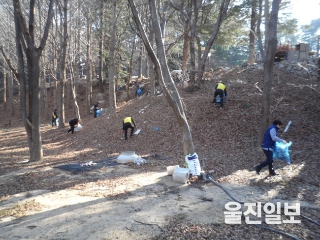 온정면(면장 고재옥)은 24일 온정면이장협의회 등 관내 기관·단체들과 “친절·clean 도시 온정! 만들기” 운동 일환으로 친절한 손님맞기 및 백암온천관광특구 일원의 환경정화 활동을 벌였다고 밝혔다. (사진=울진군 온정면)