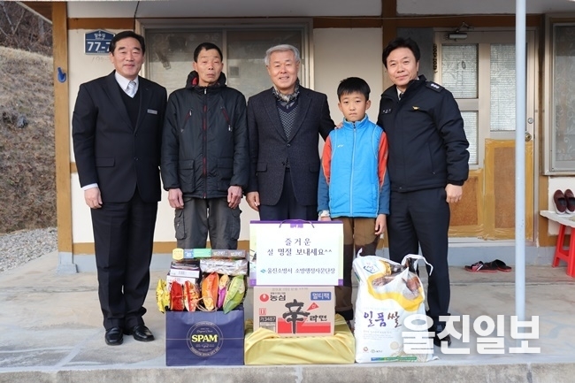 울진소방서 소방행정자문단장(강윤석, ㈜덕구온천호텔 대표)은 28일 민족 고유 명절인 설을 맞이해 주변의 어려운 이웃들에게 따뜻한 마음을 전달하고 이웃사랑을 몸소 실천하고자 저소득층을 위로 방문했다. (사진=울진소방서)
