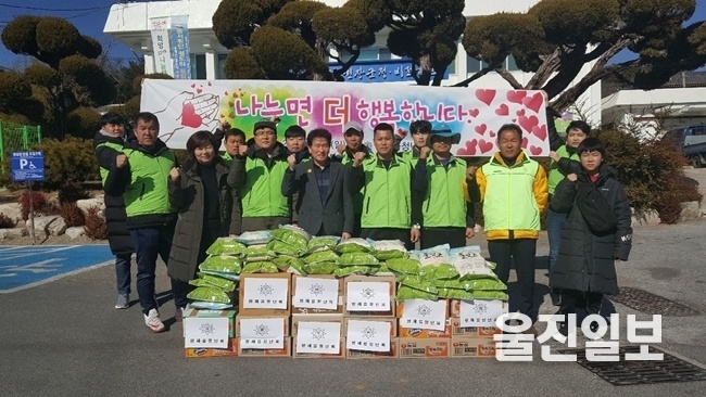 친절 울진군 평해읍 청년회는 다가오는 설 명절을 맞이해 지난 27일 “나눔으로 더 행복한 세상을 만들기 위해” 관내 홀몸 어르신 및 저소득층 32가구에 회원들이 정성으로 모아 만든 라면 1박스와 생필품을 집집마다 전달했다. (사진=울진군 평해읍)