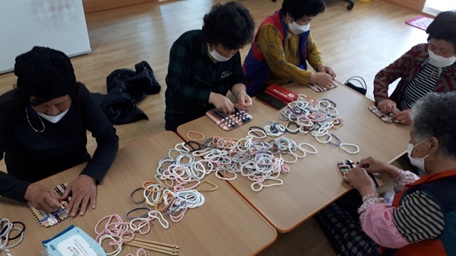 후포6리 냄비받침 만들기 모습. (사진=울진군)