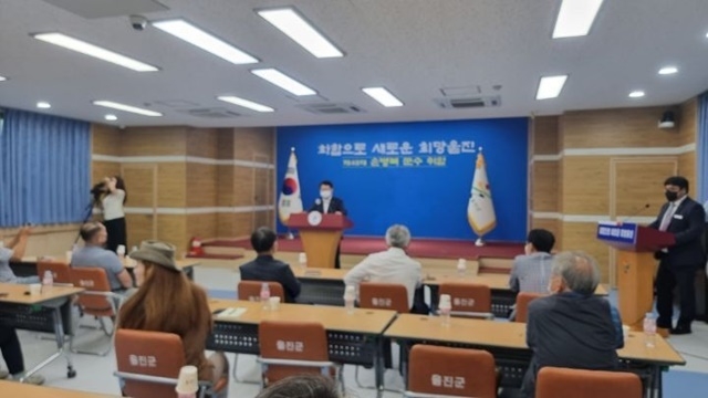 손병복 울진군수(군수 손병복)는 4일 군청 대회의실에서 지역 언론인 40여명이 참석한 가운데 민선8기 군정운영 방향을 밝히는 기자회견을 가졌다. (사진=울진일보/최태하 기자)