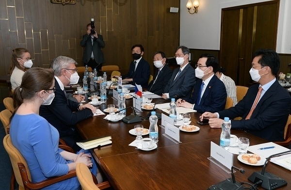 이창양 산업통상자원부 장관이 지난 6월 29일(현지시간) 체코를 방문해 프라하 하원의사당에서 카렐 하블리첵 체코 하원 부의장(전 산업부장관)과 면담을 갖고 원전 등 양국 협력 가능 분야에 대해 의견을 교환하고 있다.(사진=산업통상자원부)