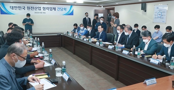 이창양 산업통상자원부 장관이 10일 오후 경남 창원국가산업단지내에 소재한 피케이밸브앤엔지니어링 회의실에서 창원지역 원전업체 현장 간담회를 주재하고 있다. (사진=산업통상자원부)<br>
