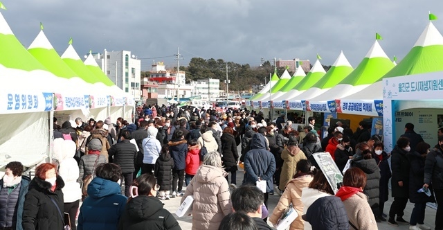울진군(군수 손병복)은 지난 24일부터 25일까지 울진군 죽변항에서 ‘2022 죽변항 수산물축제’을 개최했다. (사진=울진군)