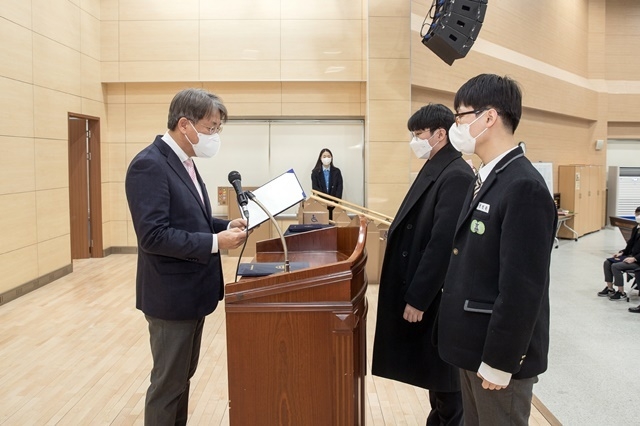 박범수 한울본부장(좌측)이 우수 졸업생에게 표창을 전달하고 있다. (사진=한울원자력본부)<br>
