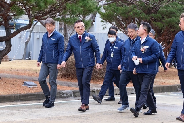 한수원 황주호 사장이 지난 14일 한울원자력본부를 찾아 한울3호기 OCTF 달성 축하 및 현장경영을 시행 했다. (사진=한울원자력본부)
