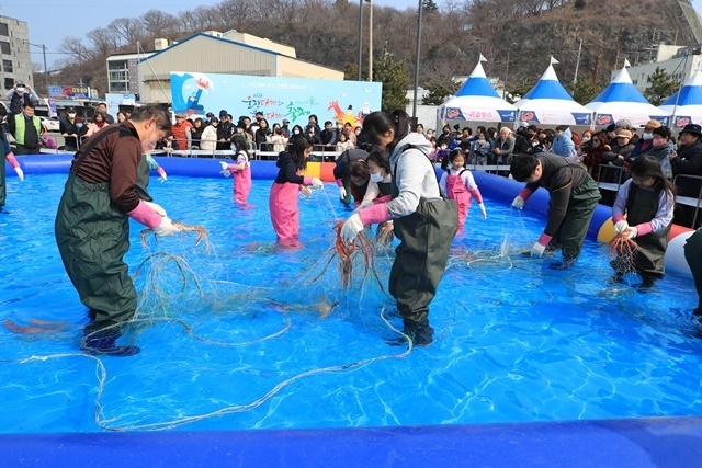맨손잡기 체험. (사진=울진군)