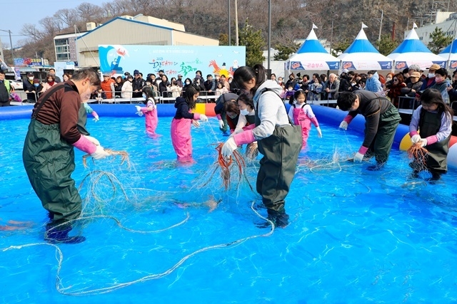 맨손잡기 체험. (사진=울진군)