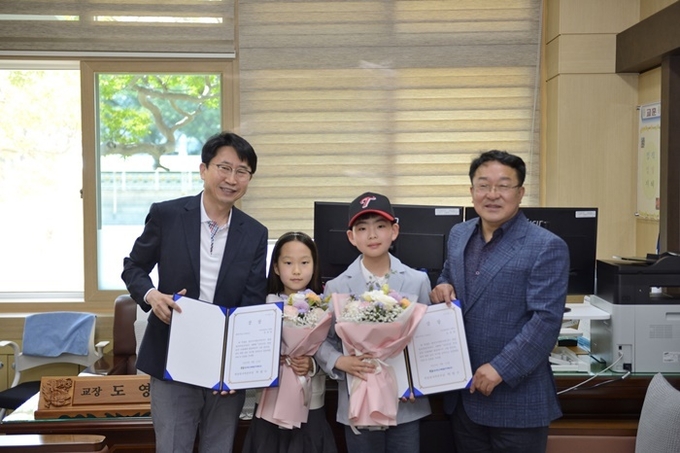 그림공모전 최우수상 부구초등학교 3학년 김정음(좌측), 5학년 송유찬(우측) 어린이. (사진=한울원자력본부)