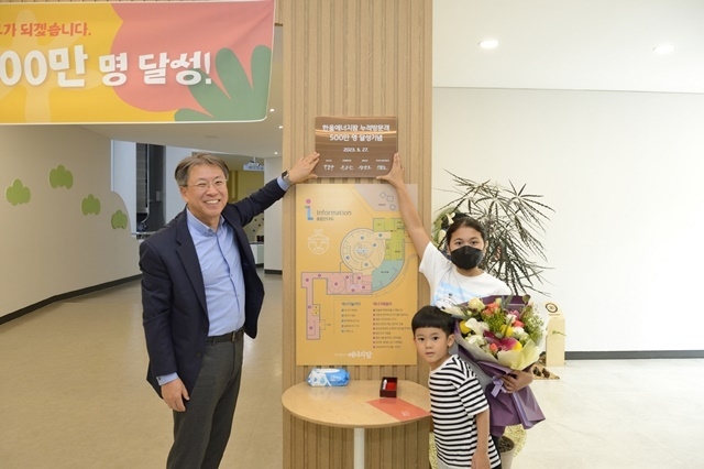 한수원 한울원자력본부 박범수 본부장(왼쪽)이 500만 번째 주인공 서명을 담은 명판을 설치하고 있다. (사진=한울원자력본부) 
