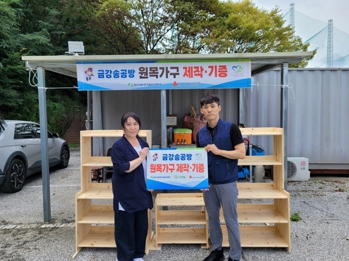 직접 만든 원목 가구를 전달한 한울본부 목공동호회 '금강송공방'. (사진=한울원자력본부)
