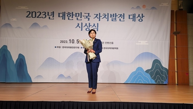 경상북도의회 기획경제위원회 이선희 의원이 주민과의 소통과 공감으로 신뢰받는 의정활동을 실천하는 점이 높이 평가되어 5일 서울 백범김구기념관에서 ‘2023년 대한민국 자치발전 대상’ 수상의 영예를 안았다. (사진=경북도의회)