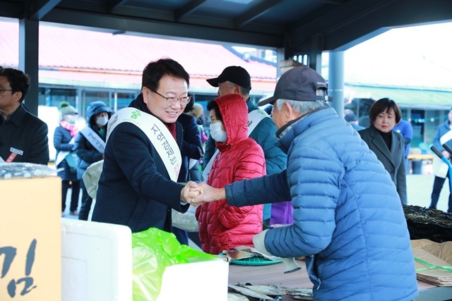 울진군 설맞이 전통시장 장보기 행사(매화). (사진=울진군 )