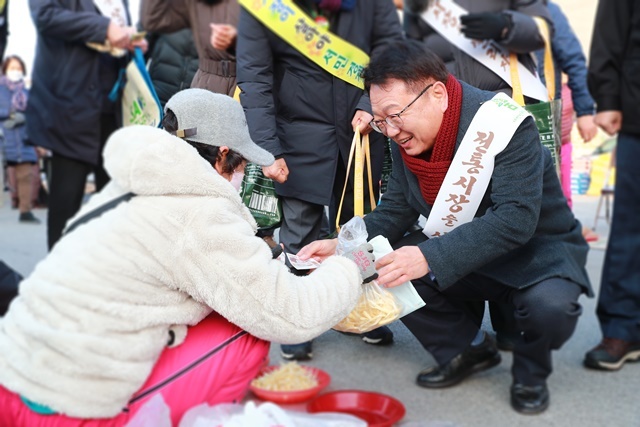 울진군 설맞이 전통시장 장보기 행사(평해). (사진=울진군)