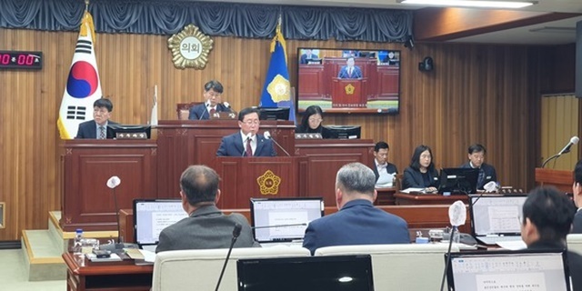 김정희 부의장은 '의대정원 확대지지 및 의사 진료현장 복귀 촉구 결의안'에 대한 제안 설명과 결의문을 낭독했다. (사진=울진군의회)