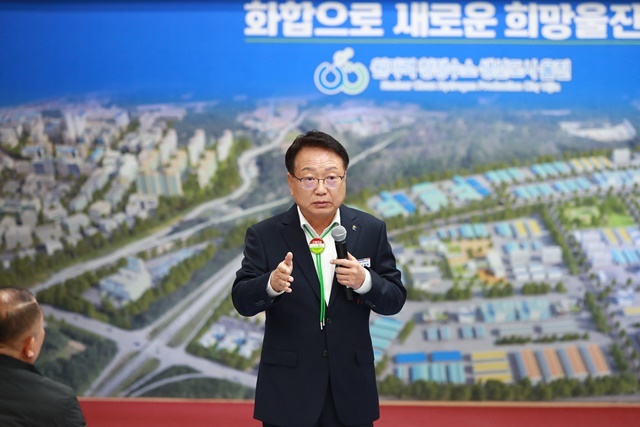손병복 울진군수가 올해 초 기자간담회에서 울진 원자력수소 국가산단 추진현황을 설명하고 있는 모습. (사진=울진군)