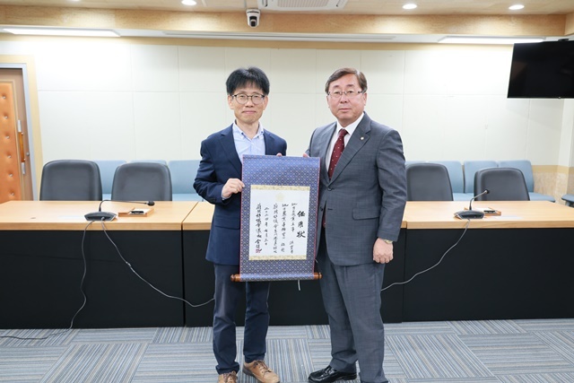 왼쪽부터 홍보선 전문위원, 김정희 의장. (사진=울진군의회)